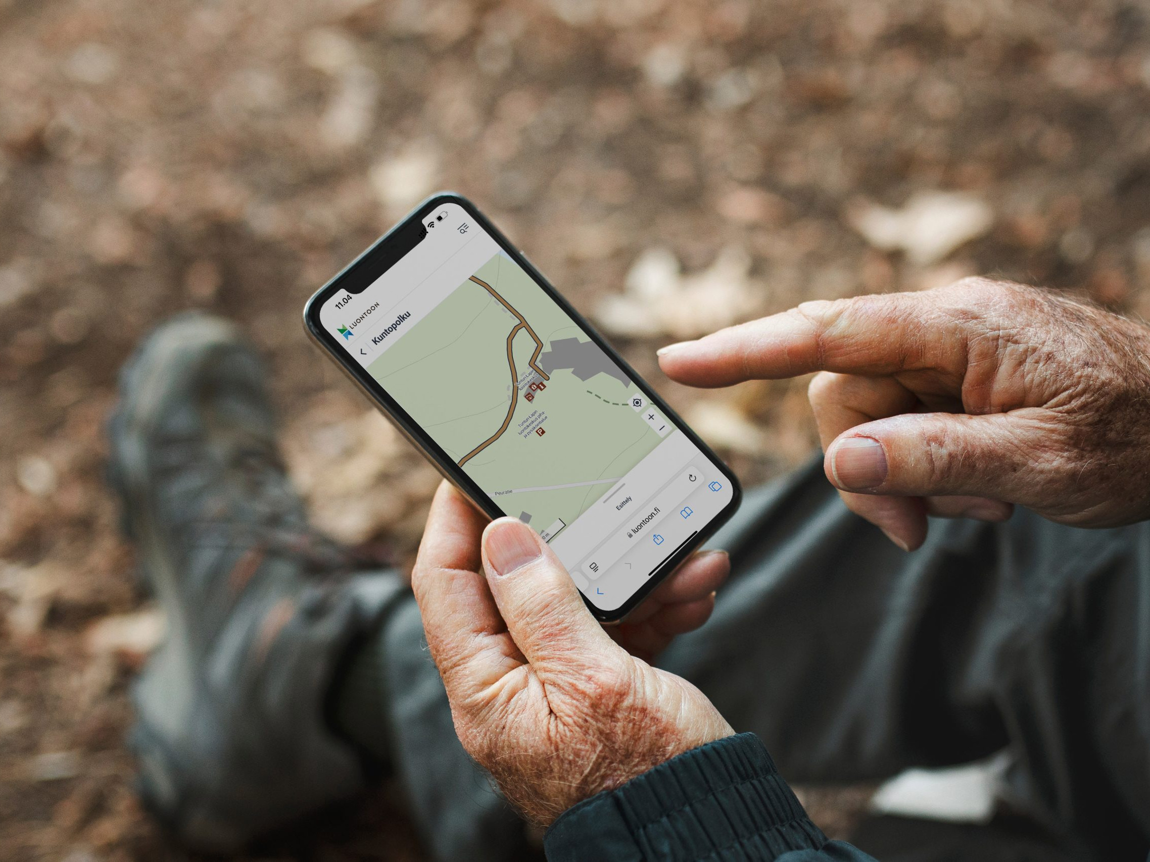 luontoon-fi-5 2 A mobile device displaying Luontoon.fi service
